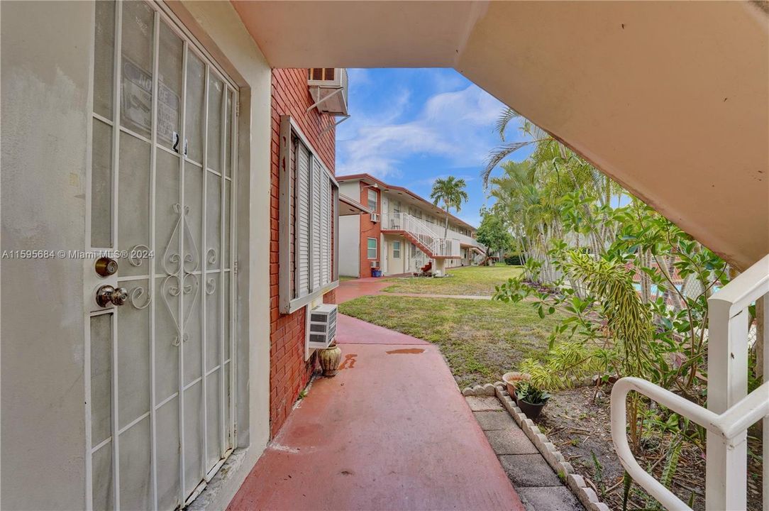 Active With Contract: $195,000 (2 beds, 1 baths, 900 Square Feet)