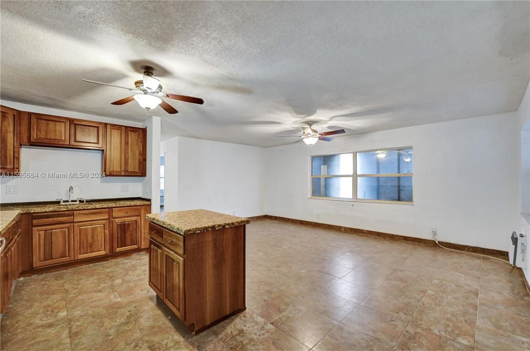 Active With Contract: $195,000 (2 beds, 1 baths, 900 Square Feet)