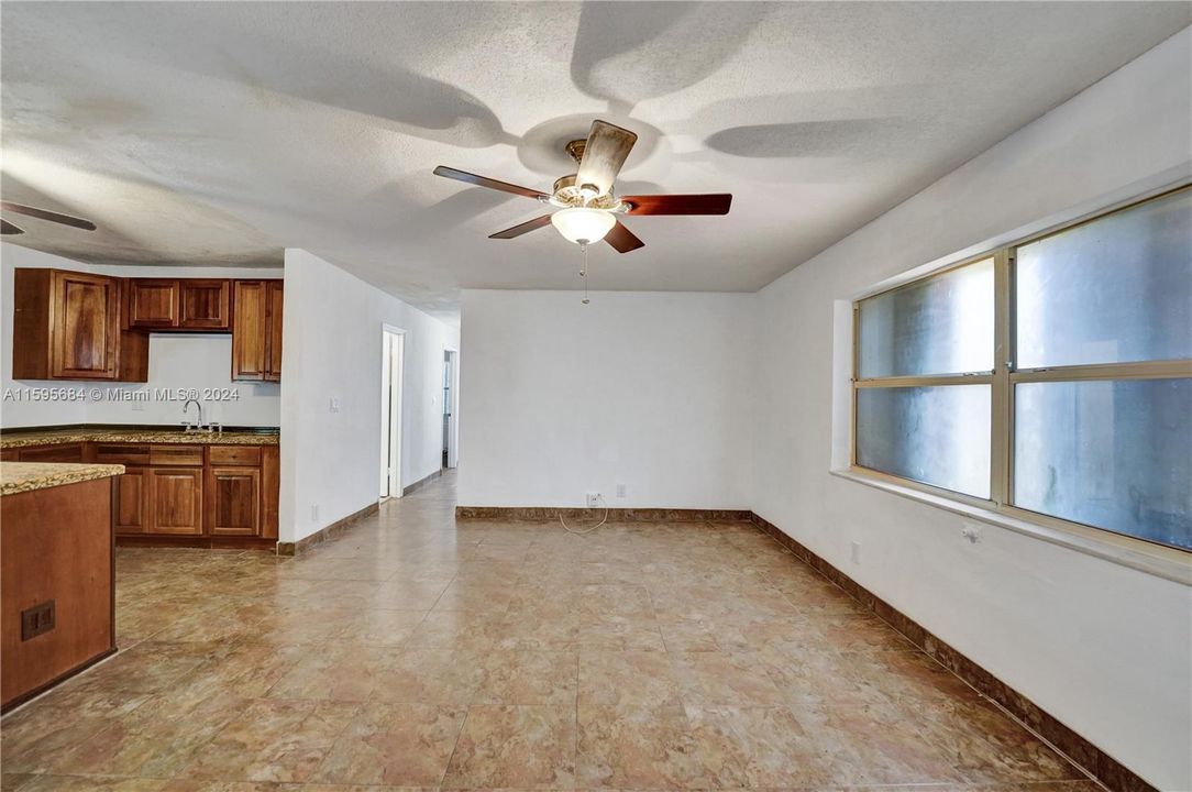 Active With Contract: $195,000 (2 beds, 1 baths, 900 Square Feet)