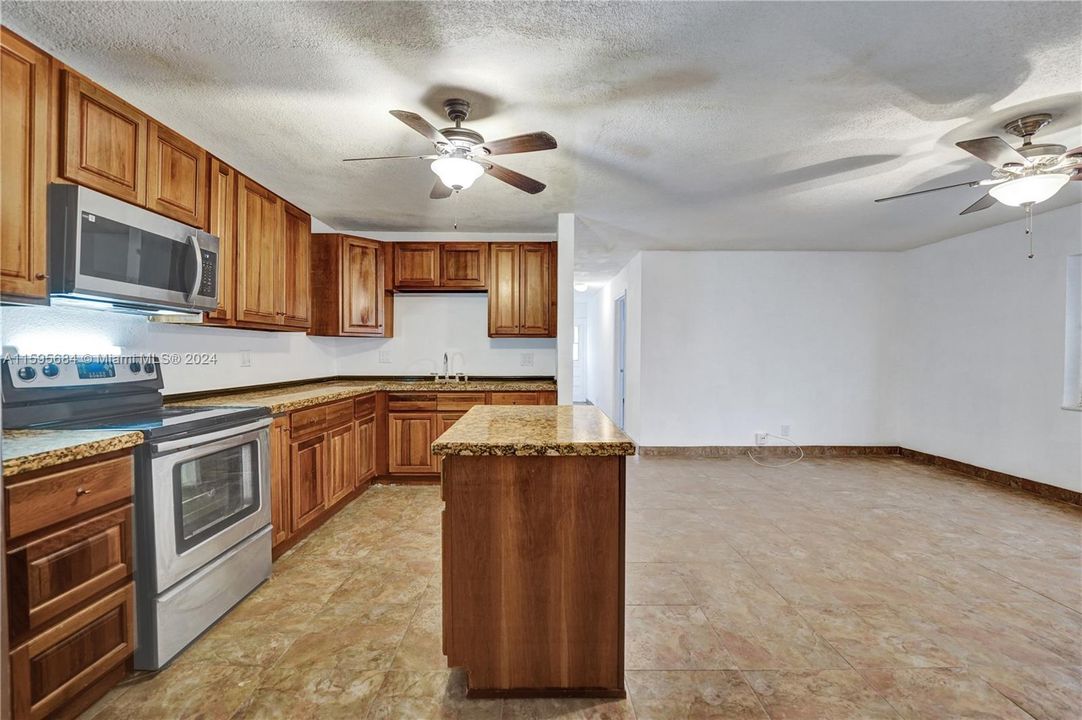 Active With Contract: $195,000 (2 beds, 1 baths, 900 Square Feet)