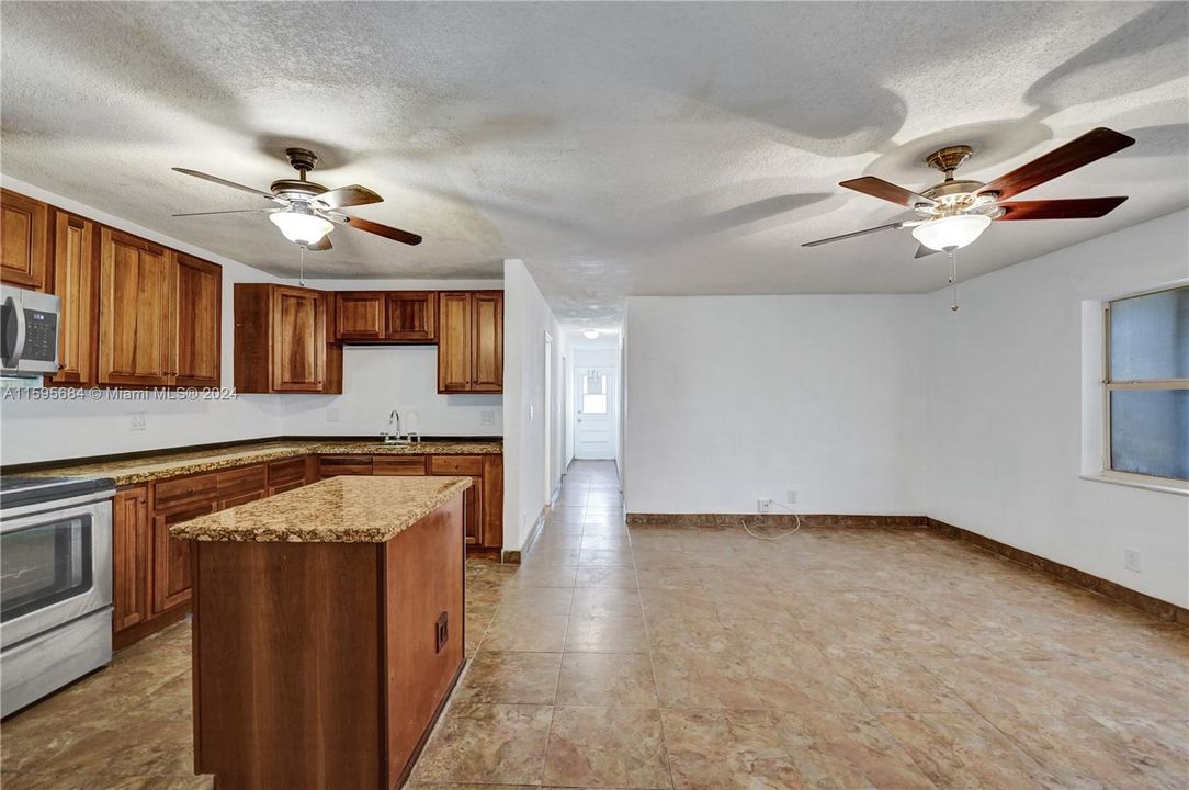 Active With Contract: $195,000 (2 beds, 1 baths, 900 Square Feet)