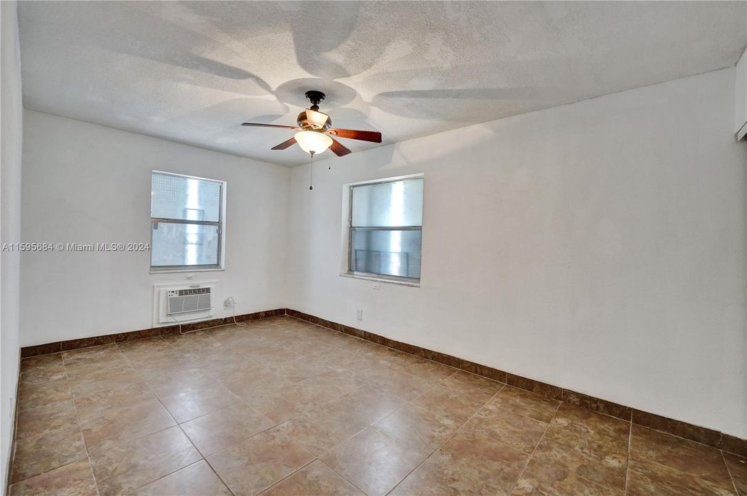 Active With Contract: $195,000 (2 beds, 1 baths, 900 Square Feet)