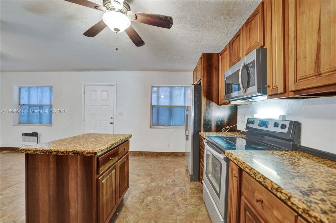 Active With Contract: $195,000 (2 beds, 1 baths, 900 Square Feet)