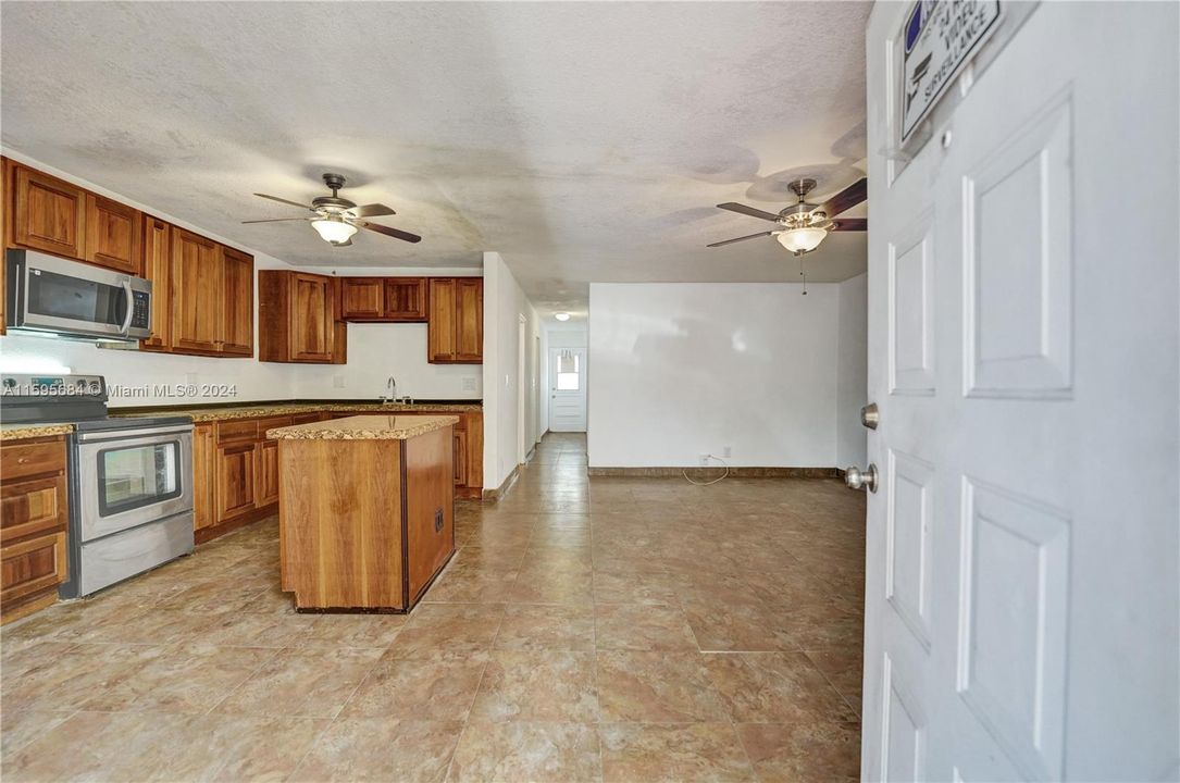 Active With Contract: $195,000 (2 beds, 1 baths, 900 Square Feet)