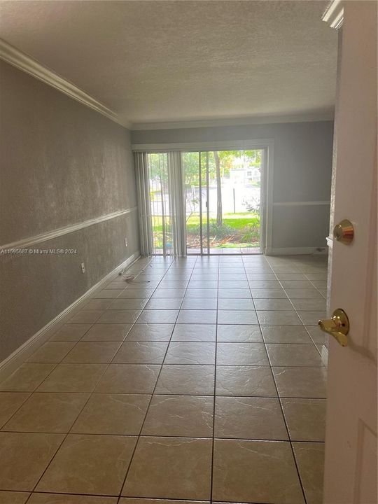 Active With Contract: $1,900 (1 beds, 1 baths, 760 Square Feet)