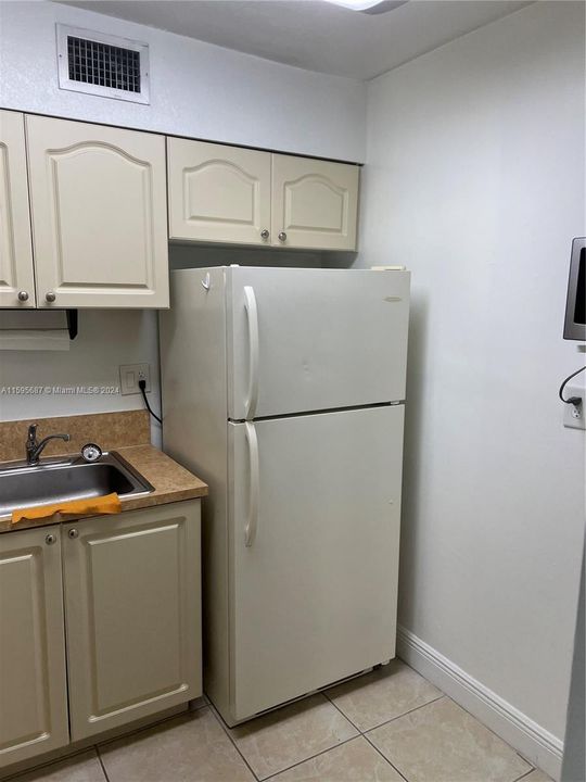Active With Contract: $1,900 (1 beds, 1 baths, 760 Square Feet)