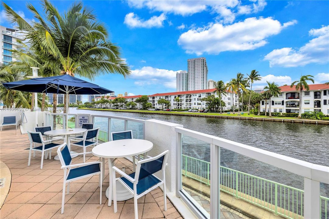 Very nice and relaxing views by the pool of the canal.