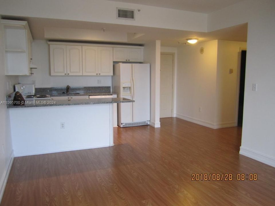 For Sale: $320,000 (1 beds, 1 baths, 575 Square Feet)