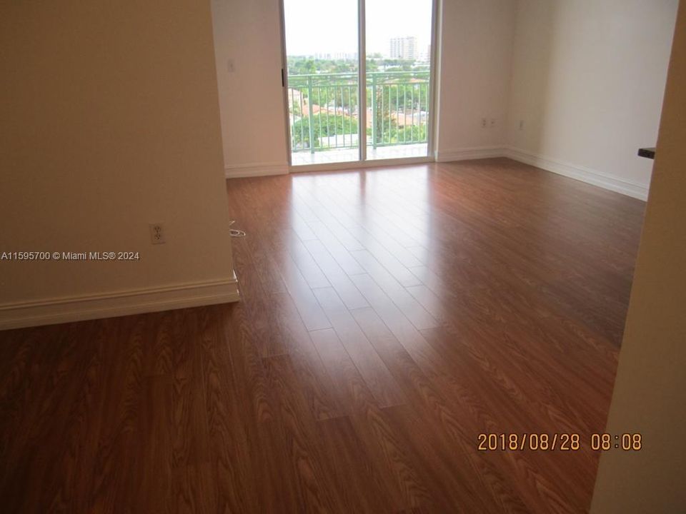 For Sale: $320,000 (1 beds, 1 baths, 575 Square Feet)