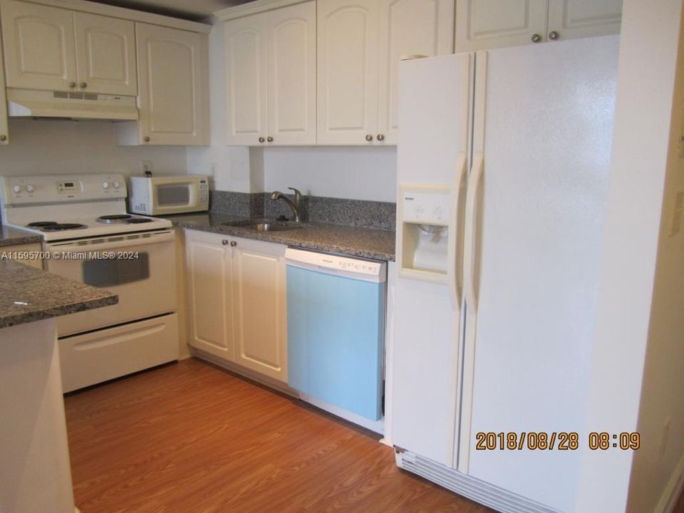 For Sale: $320,000 (1 beds, 1 baths, 575 Square Feet)