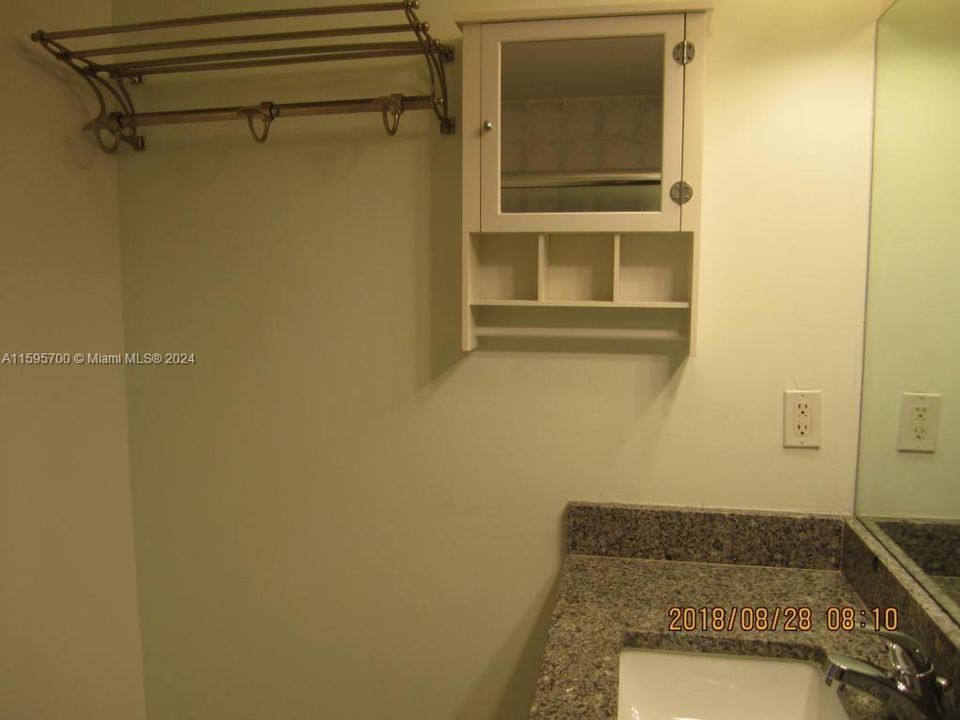 For Sale: $320,000 (1 beds, 1 baths, 575 Square Feet)