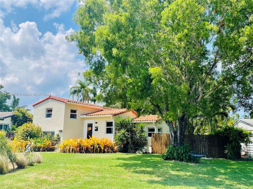 Active With Contract: $900,000 (3 beds, 2 baths, 1592 Square Feet)