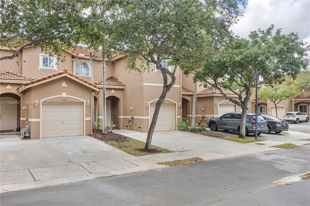 Active With Contract: $2,675 (3 beds, 2 baths, 1295 Square Feet)