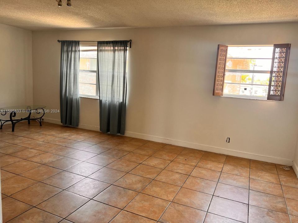 For Sale: $168,999 (1 beds, 1 baths, 690 Square Feet)