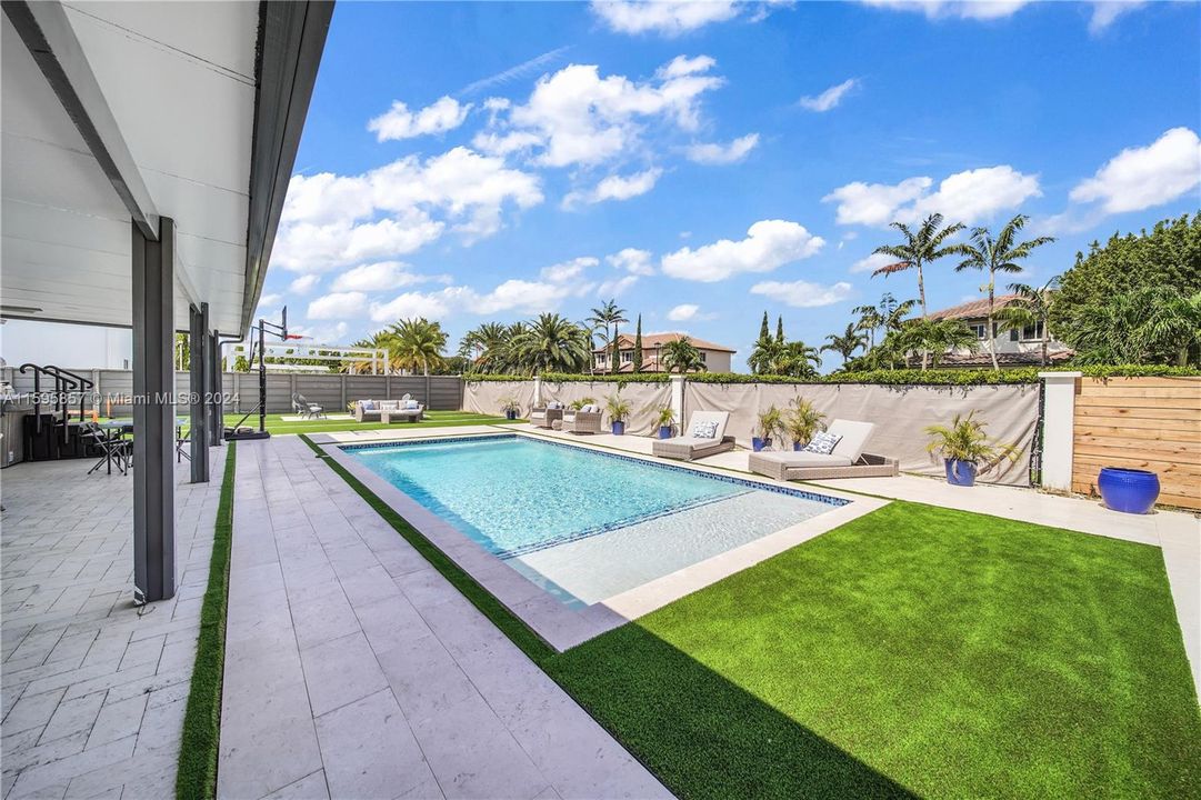 Recently Sold: $1,200,000 (5 beds, 4 baths, 2911 Square Feet)