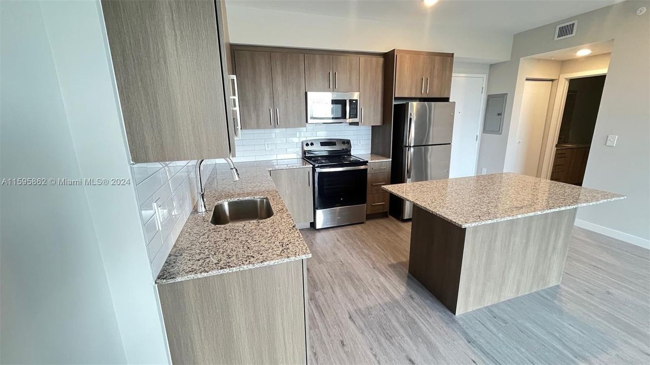 Recently Rented: $1,995 (1 beds, 1 baths, 731 Square Feet)