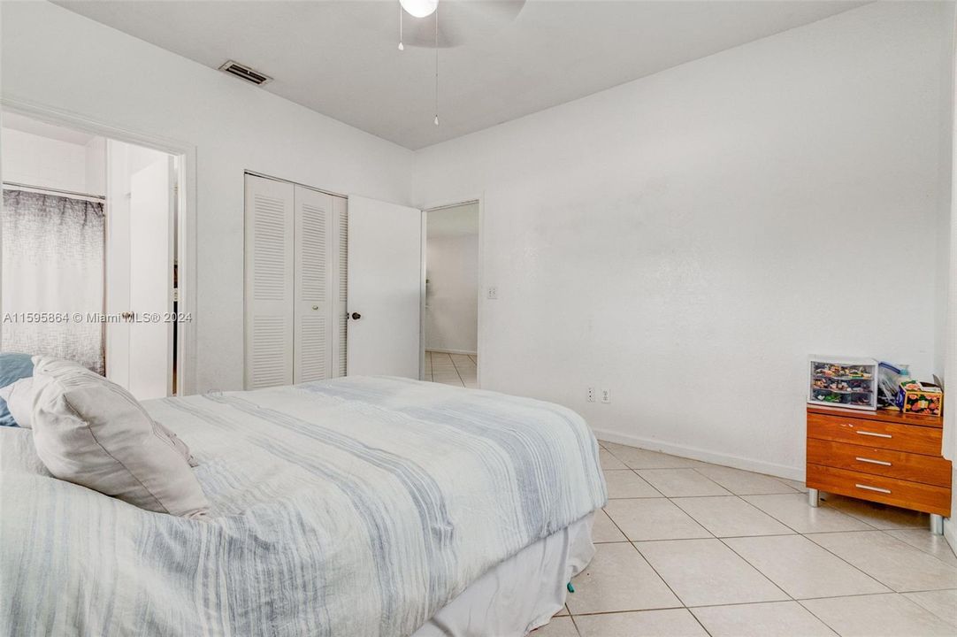 For Sale: $235,000 (2 beds, 2 baths, 886 Square Feet)