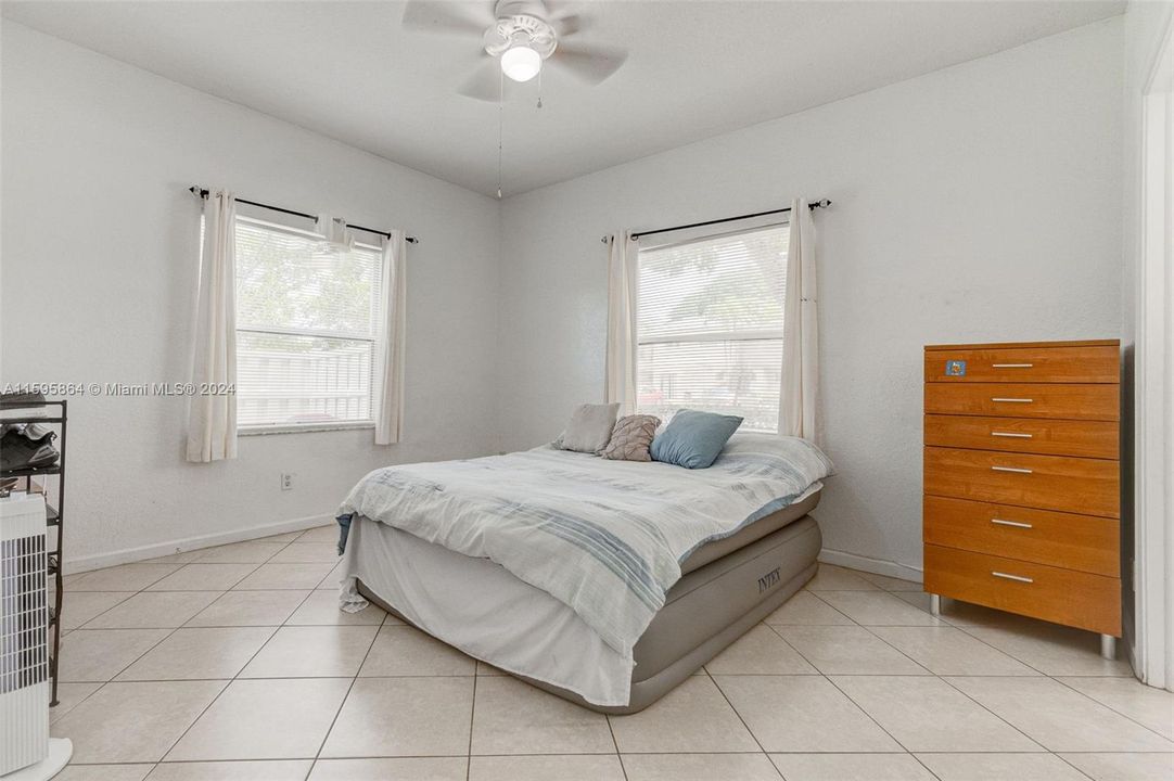 For Sale: $235,000 (2 beds, 2 baths, 886 Square Feet)