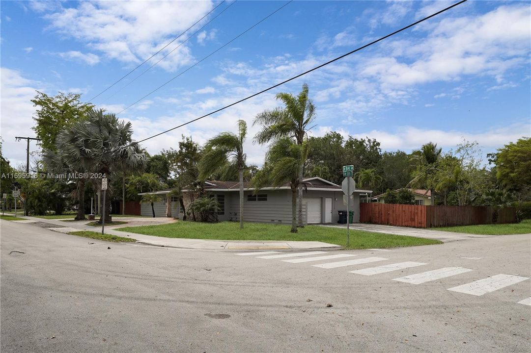 Active With Contract: $995,000 (3 beds, 2 baths, 2158 Square Feet)