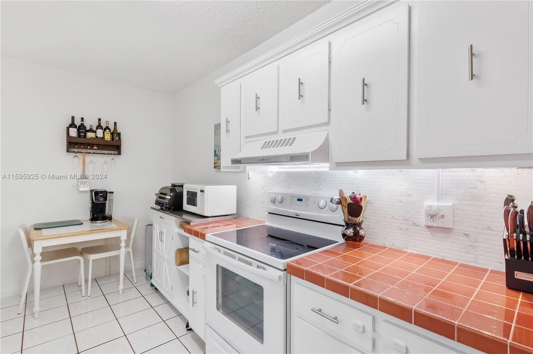 Active With Contract: $185,000 (1 beds, 1 baths, 844 Square Feet)