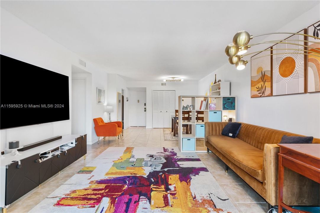 Active With Contract: $185,000 (1 beds, 1 baths, 844 Square Feet)