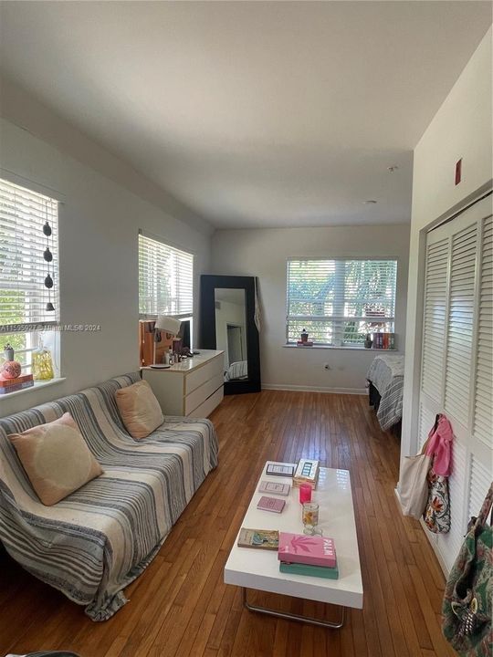 Active With Contract: $205,000 (0 beds, 1 baths, 470 Square Feet)