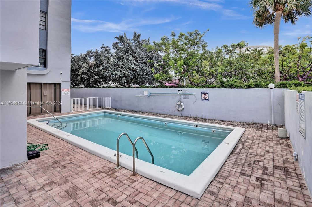 Recently Sold: $375,000 (2 beds, 2 baths, 958 Square Feet)