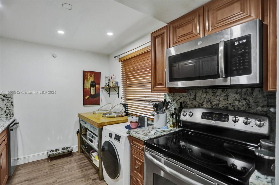Active With Contract: $375,000 (2 beds, 2 baths, 958 Square Feet)
