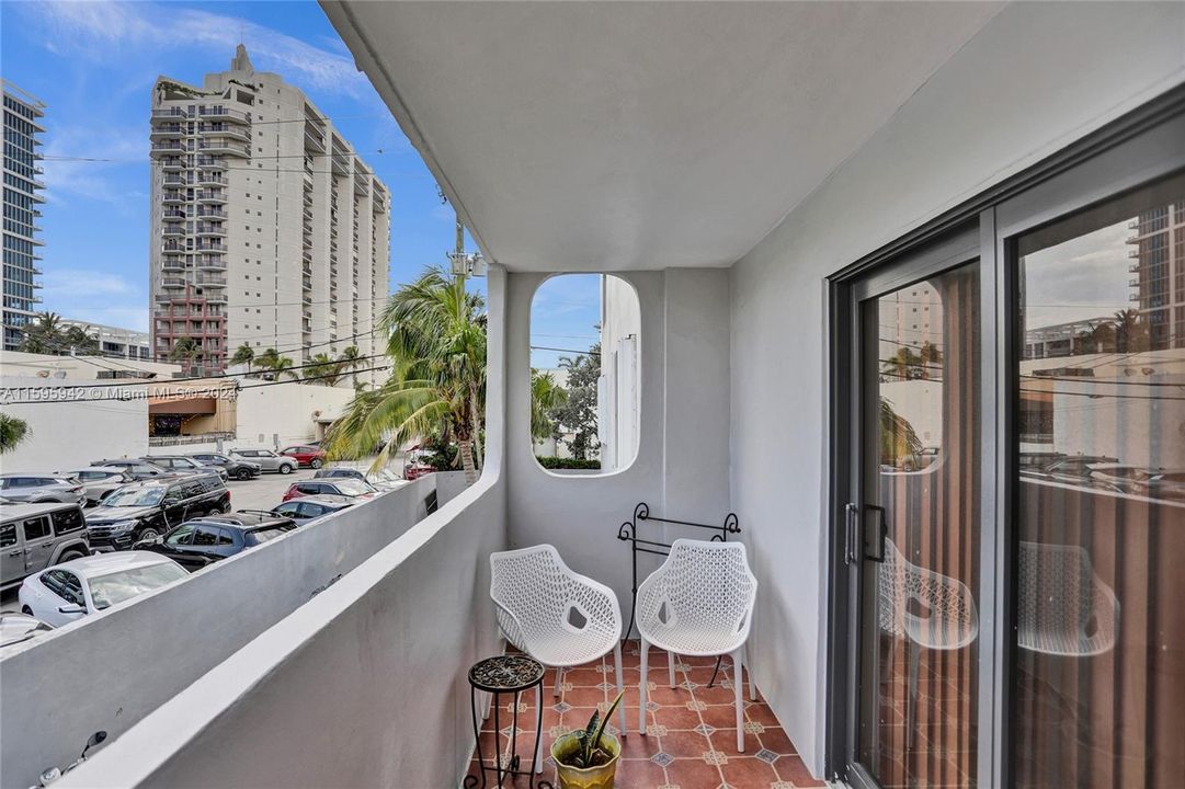 Active With Contract: $375,000 (2 beds, 2 baths, 958 Square Feet)