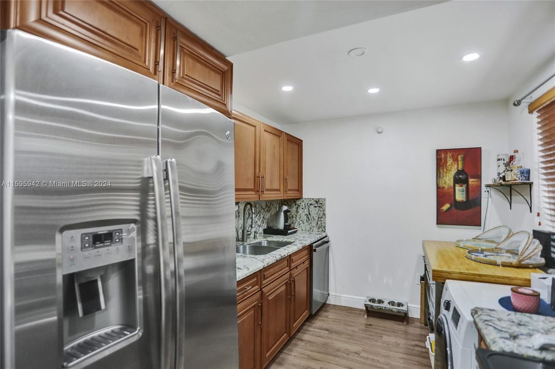 Active With Contract: $375,000 (2 beds, 2 baths, 958 Square Feet)