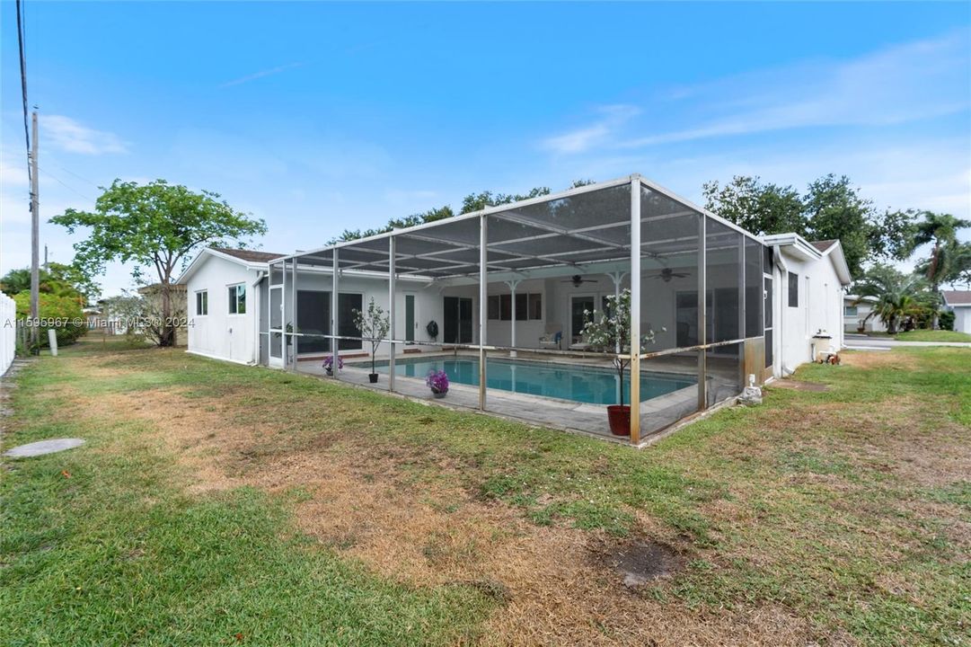 Vendido Recientemente: $715,000 (4 camas, 2 baños, 1950 Pies cuadrados)