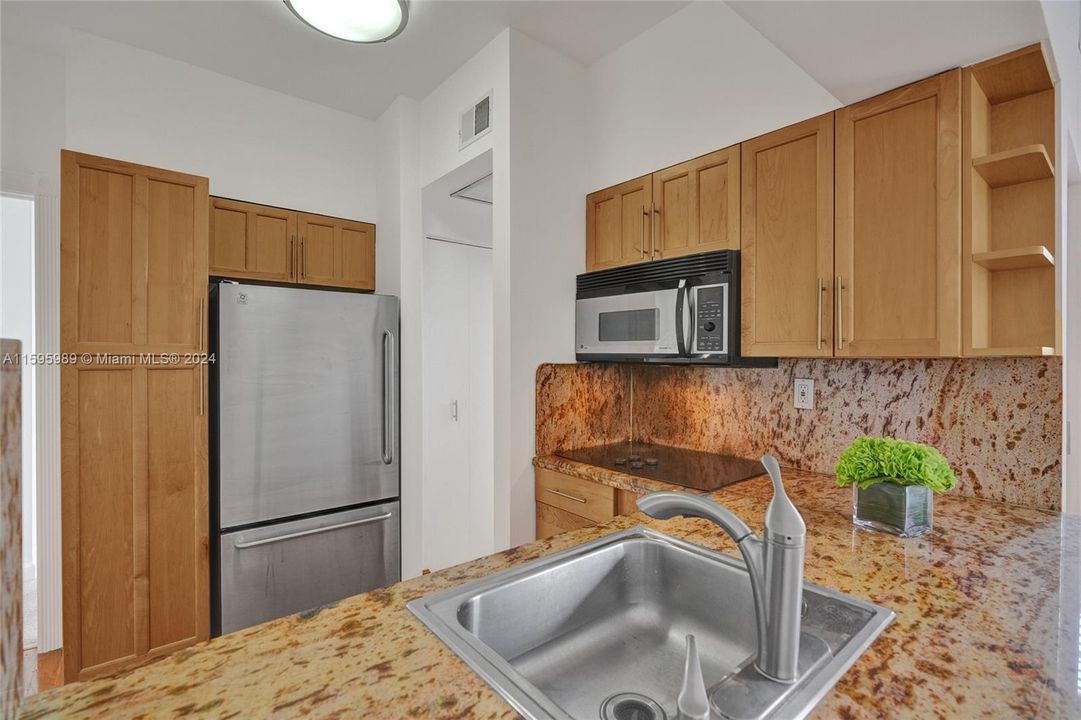 Active With Contract: $275,000 (1 beds, 1 baths, 590 Square Feet)