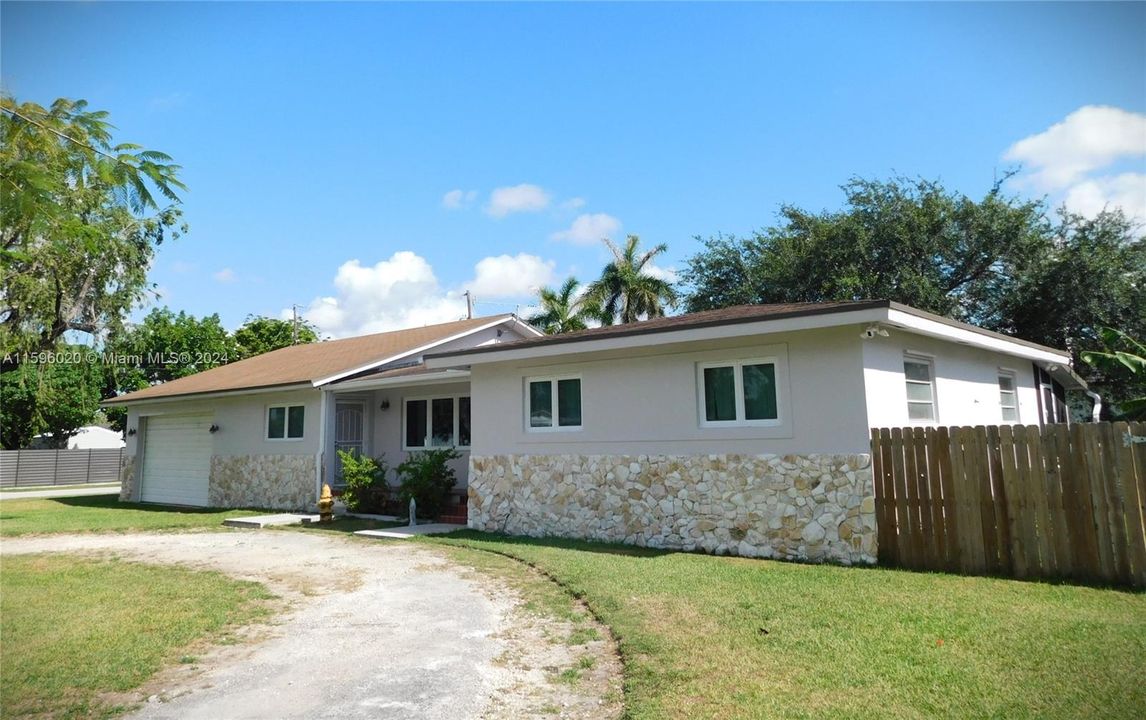 Active With Contract: $1,000,000 (5 beds, 3 baths, 2683 Square Feet)