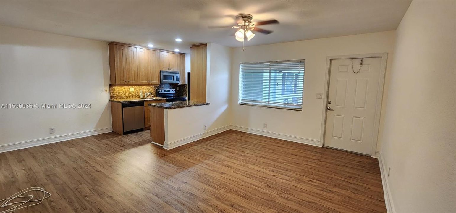 For Sale: $225,000 (1 beds, 1 baths, 585 Square Feet)