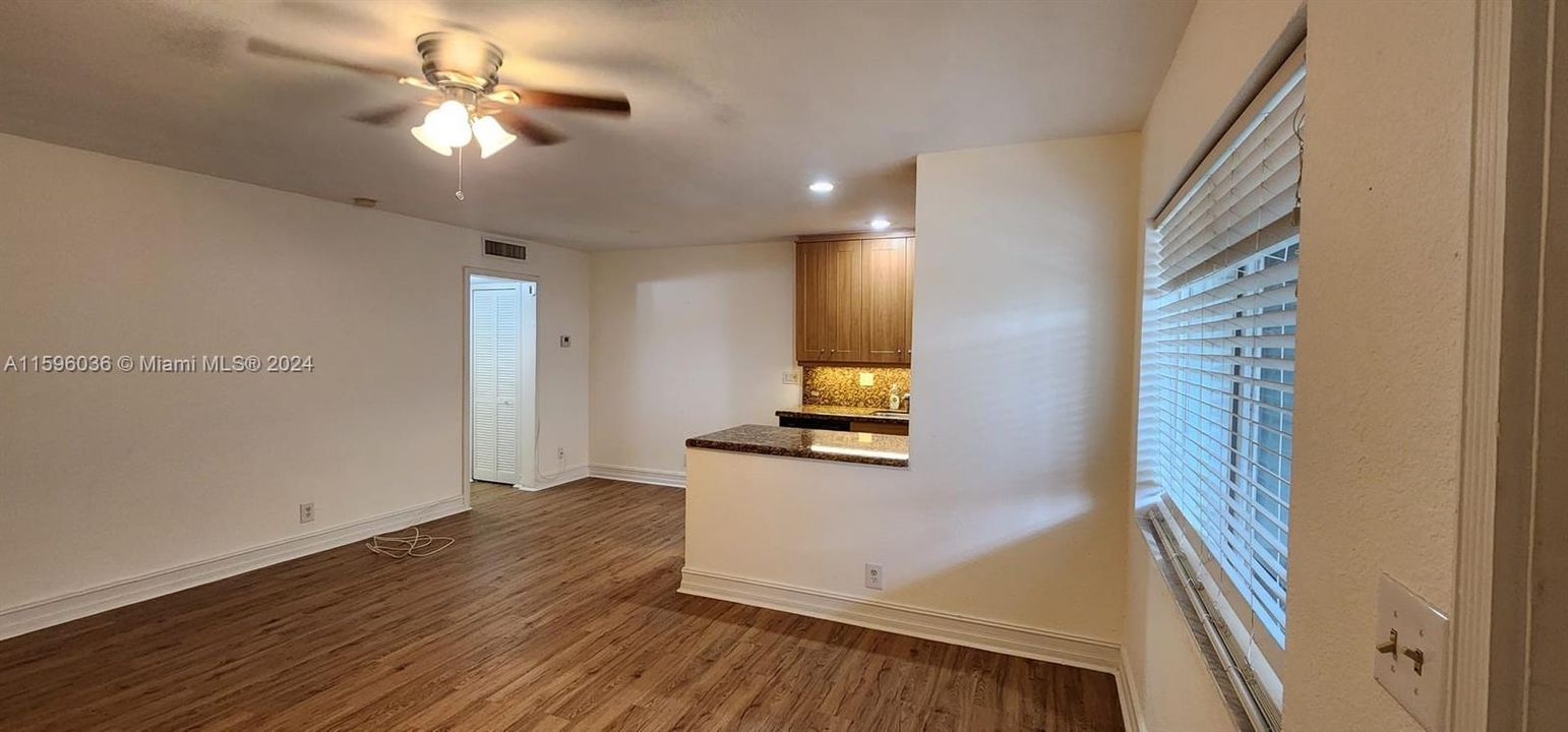 For Sale: $225,000 (1 beds, 1 baths, 585 Square Feet)