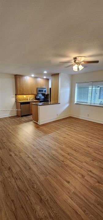 For Sale: $225,000 (1 beds, 1 baths, 585 Square Feet)