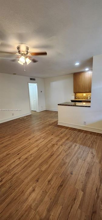 For Sale: $225,000 (1 beds, 1 baths, 585 Square Feet)