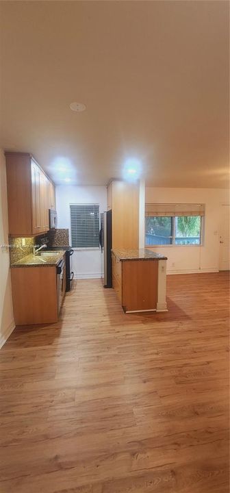 For Sale: $225,000 (1 beds, 1 baths, 585 Square Feet)