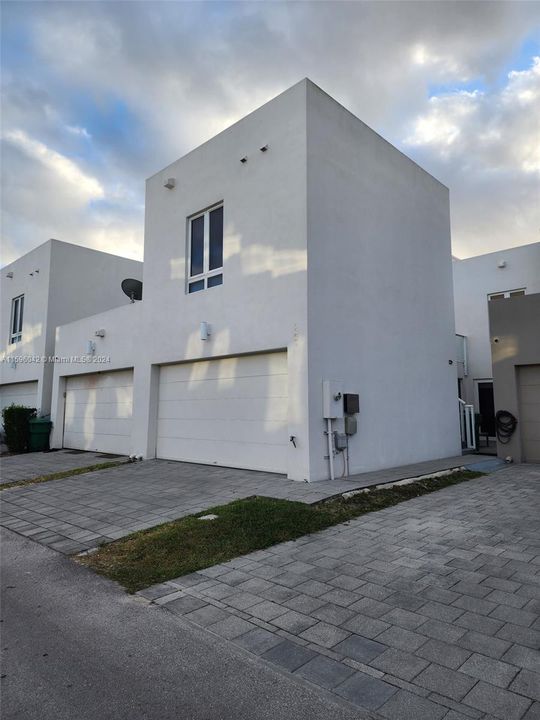 Недавно арендовано: $2,050 (1 спален, 1 ванн, 2464 Квадратных фут)