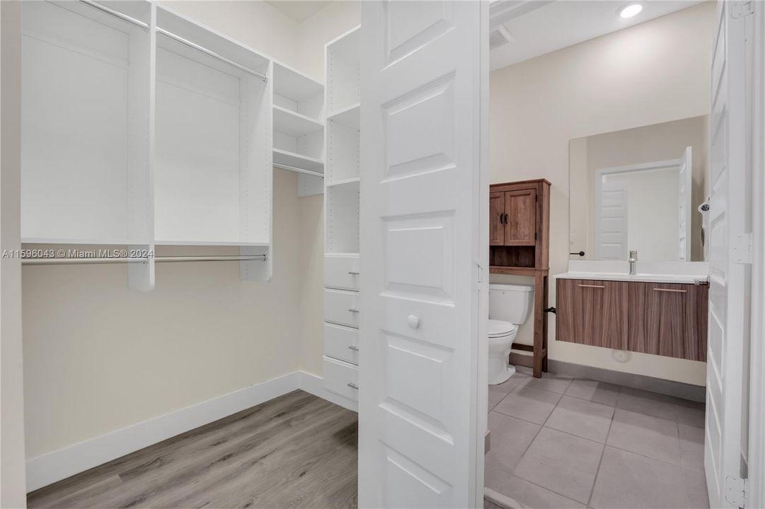 Active With Contract: $3,200 (2 beds, 2 baths, 1072 Square Feet)