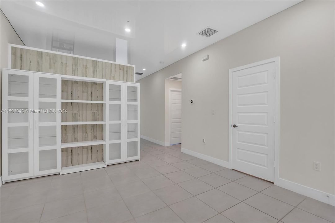 Active With Contract: $3,200 (2 beds, 2 baths, 1072 Square Feet)