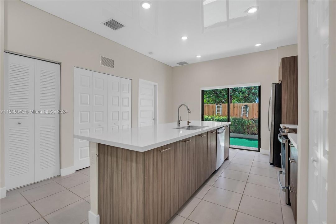 Active With Contract: $3,200 (2 beds, 2 baths, 1072 Square Feet)