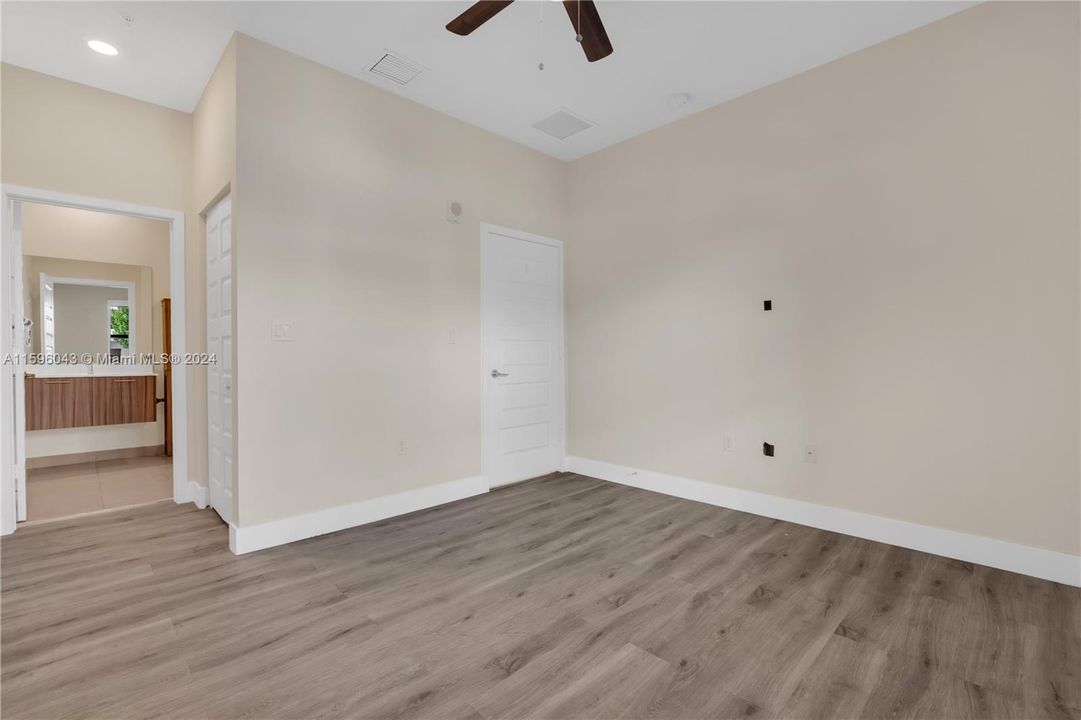 Active With Contract: $3,200 (2 beds, 2 baths, 1072 Square Feet)