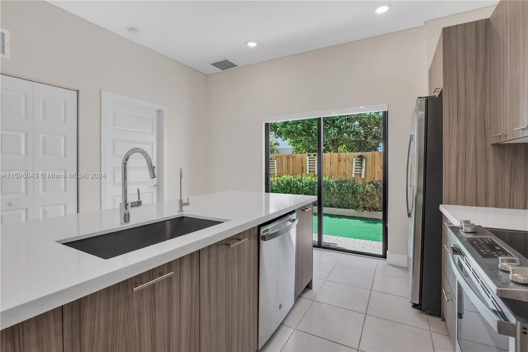 Active With Contract: $3,200 (2 beds, 2 baths, 1072 Square Feet)