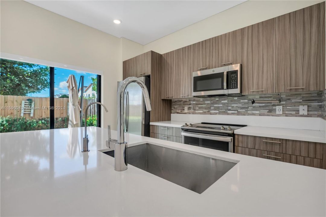 Active With Contract: $3,200 (2 beds, 2 baths, 1072 Square Feet)