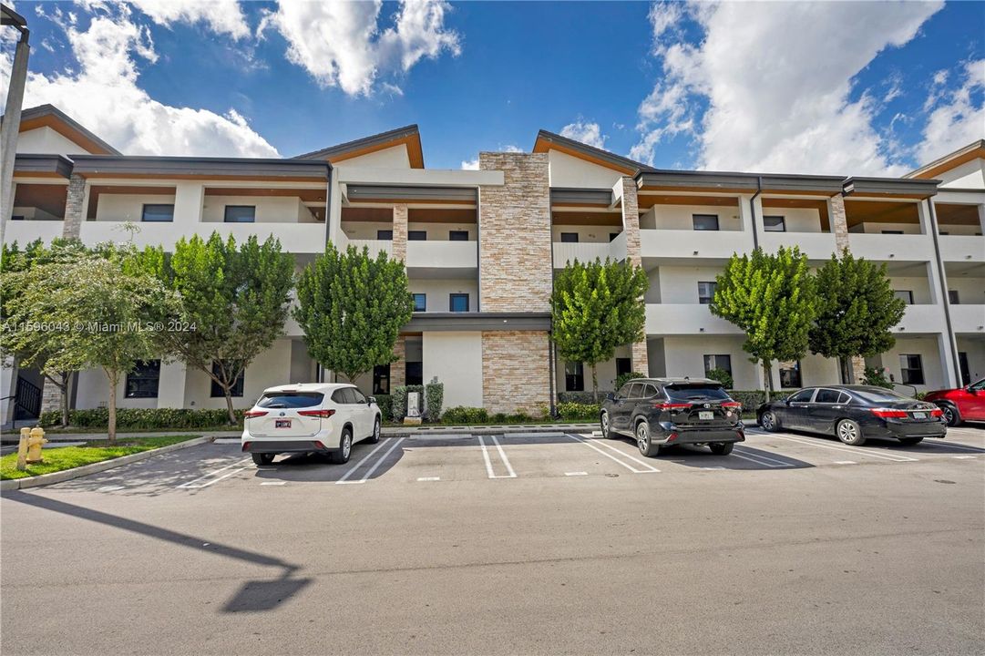 Active With Contract: $3,200 (2 beds, 2 baths, 1072 Square Feet)