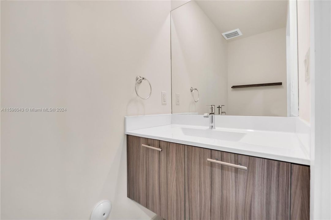 Active With Contract: $3,200 (2 beds, 2 baths, 1072 Square Feet)