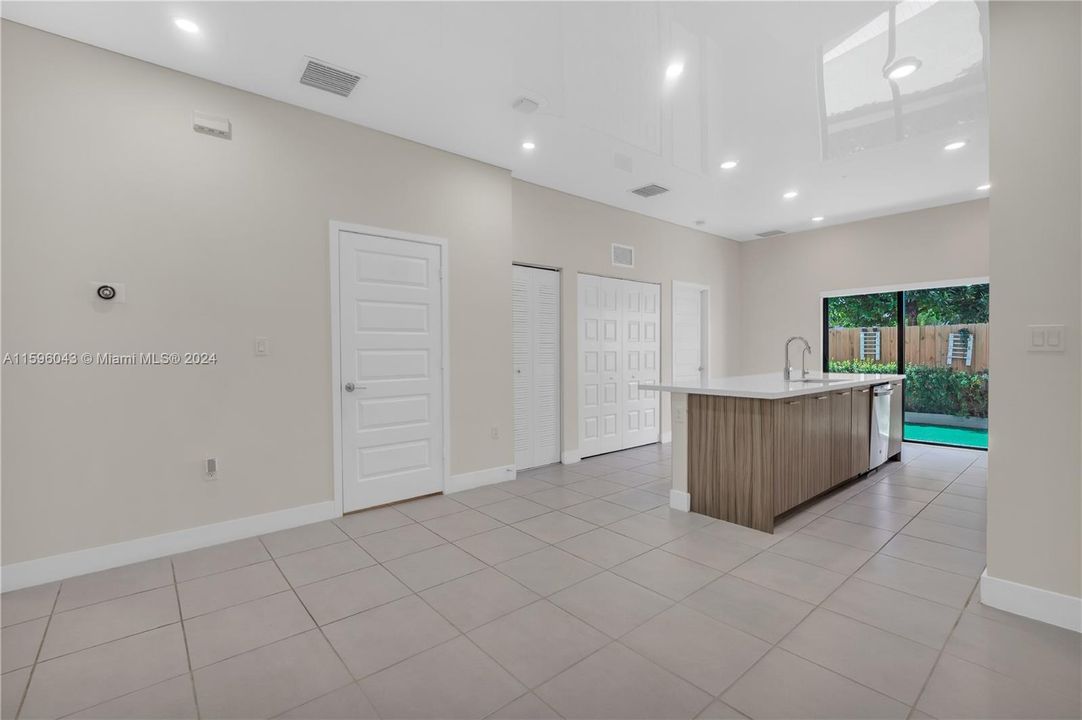 Active With Contract: $3,200 (2 beds, 2 baths, 1072 Square Feet)