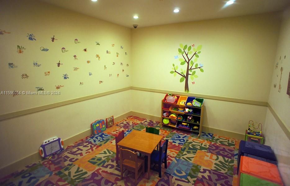 Recently Rented: $5,900 (2 beds, 2 baths, 1460 Square Feet)