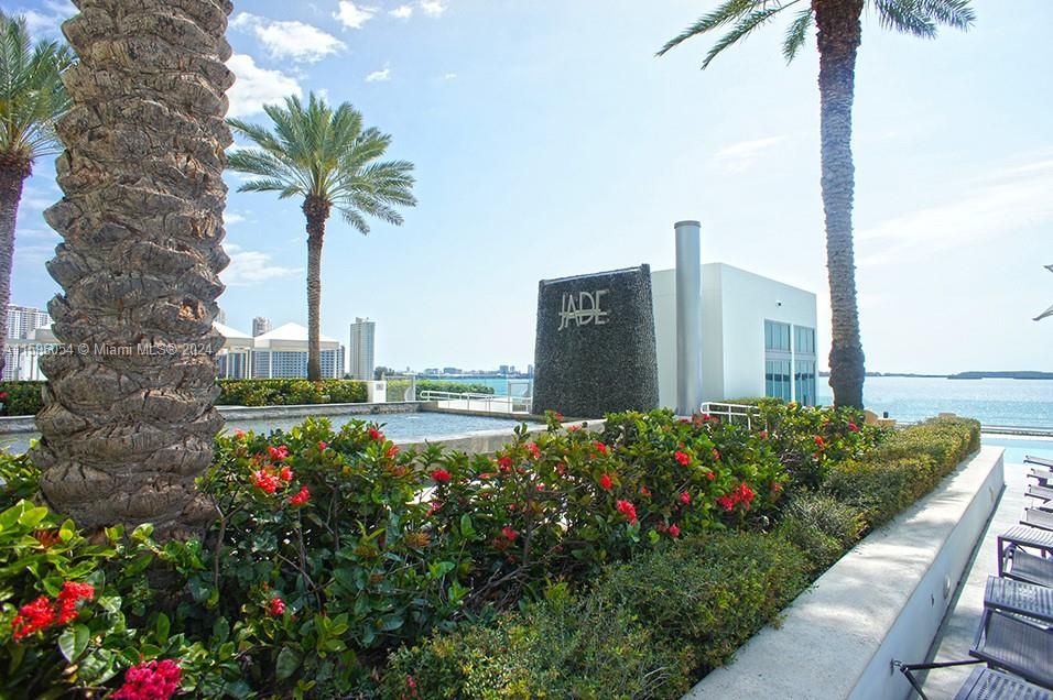 Recently Rented: $5,900 (2 beds, 2 baths, 1460 Square Feet)